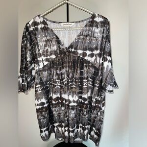 Davi & Dani silky top - size Large - free flowing with cute ruffle sleeves